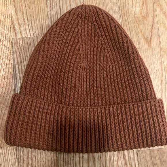 Two Paper Label beanies - Picture 5 of 7